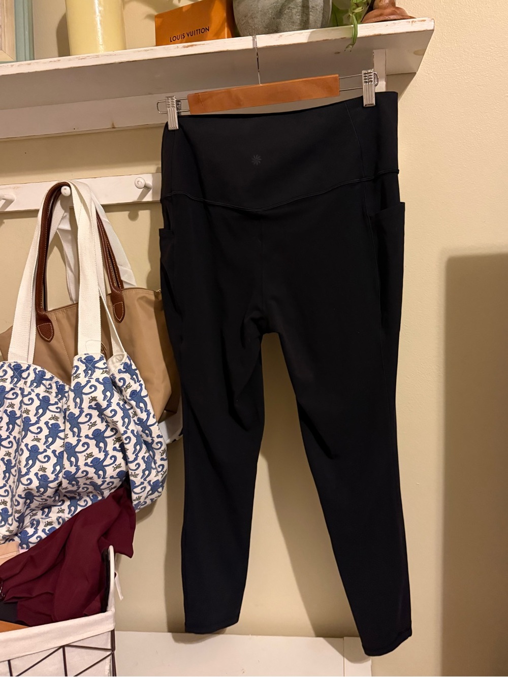 Athleta Black Salutation Stash Pocket High Rise Large💎EUC Retail $109 - Picture 5 of 11